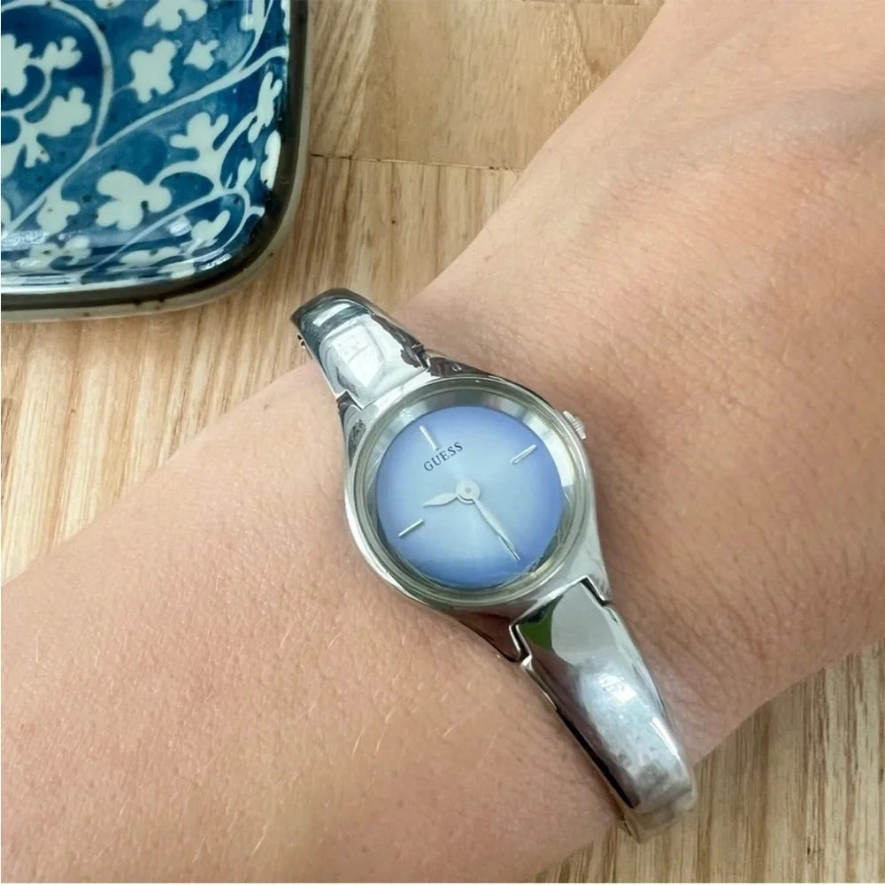 Guess dainty ladies lavender dial silver tone bracelet watch NEW BATTERY
